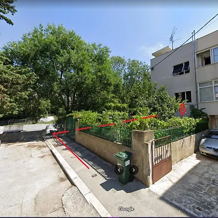 4 Seasons - Under Forest Park, Free Parking スプリト