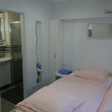 4 Seasons - Under Forest Park, Free Parking スプリト