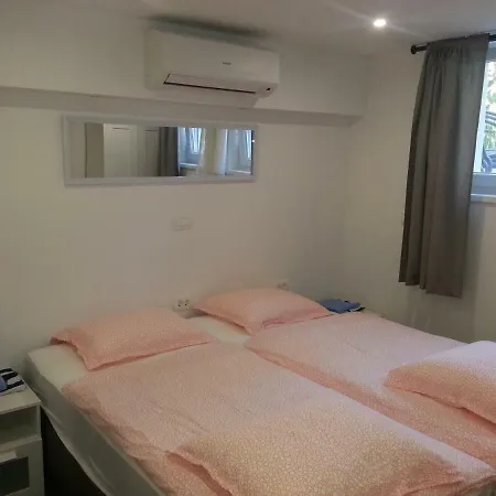 4 Seasons - Under Forest Park, Free Parking スプリト