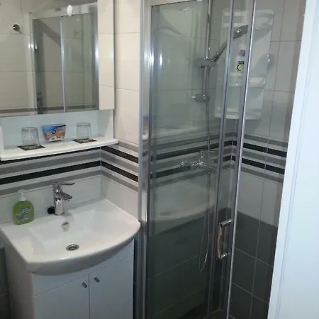 4 Seasons - Under Forest Park, Free Parking スプリト