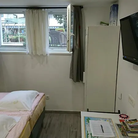 4 Seasons - Under Forest Park, Free Parking スプリト