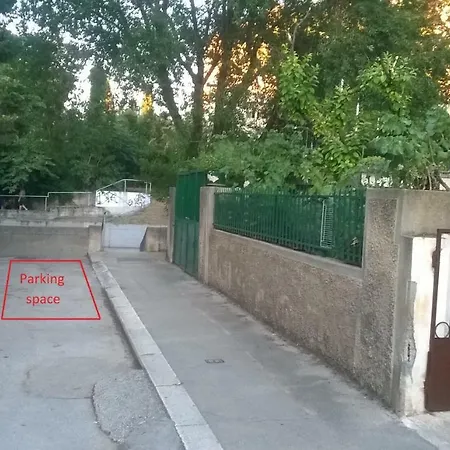 4 Seasons - Under Forest Park, Free Parking スプリト