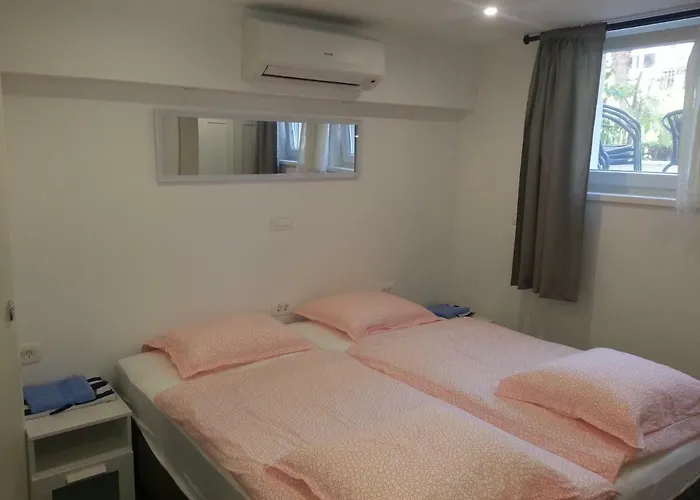 4 Seasons - Under Forest Park, Free Parking Split