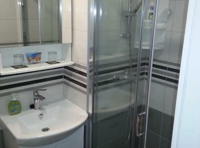 4 Seasons - Under Forest Park, Free Parking Split