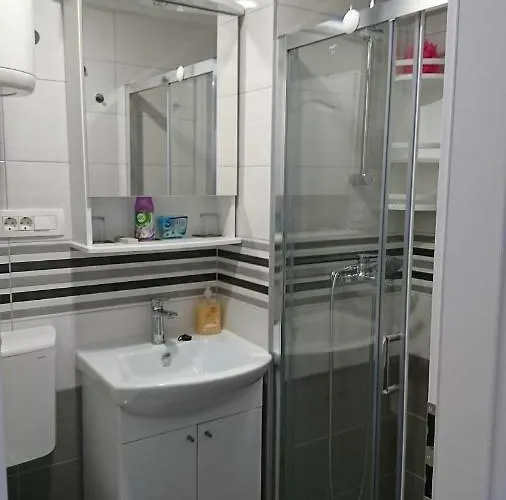 4 Seasons - Under Forest Park, Free Parking * Split