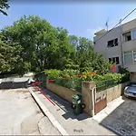 4 Seasons - Under Forest Park, Free Parking Split