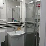4 Seasons - Under Forest Park, Free Parking * Split
